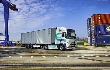 econtargo e-truck auf dem Terminal